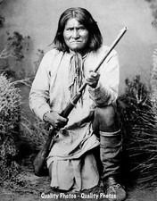 Geronimo inginocchiato con