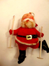 vecchio ornamento Babbo Natale con pattini e bastoncini da sci (testa in plastica, costume in feltro)