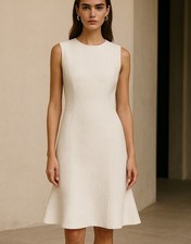 Abito smanicato svasato in