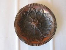 Piatto decorativo vintage in rame piattino antico con decorazioni in rlievo