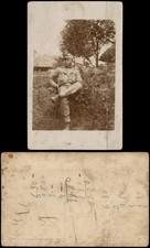Cartolina Soldato su sedia davanti al cortile, WW1 Militaria 1915