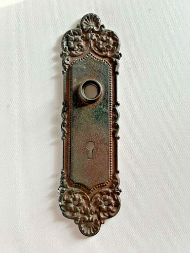 Antico pomello porta ornato