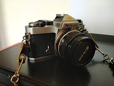 Macchina fotografica analogica Nikon FE più obiettivi e borsa