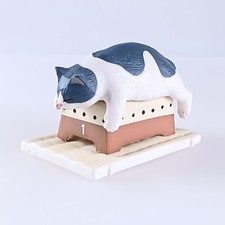 Figura di gatto grigio e