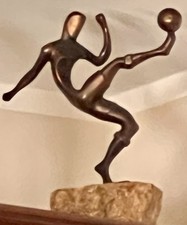 Scultura bronzo calciatore