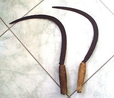 ANTICHI ATTREZZI FALCI FERRO BATTUTO LEGNO INIZIALI MOLTO VECCHIE FALCE RURALE 