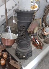Vecchia antica Stufa a legna in ghisa vintage vecchio camino artigianale ferro