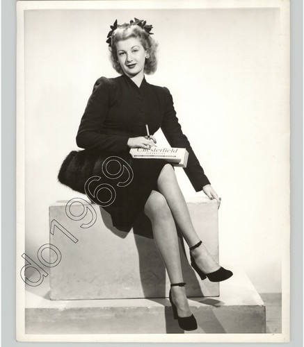 Mary ashworth pose con cartone - ashworth,