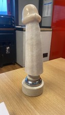 Scultura fallica in marmo di