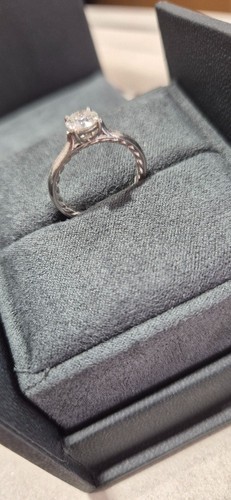 Elegante anello solitario - , in