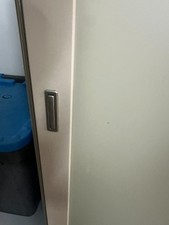 “Armadio elegante con ripiani in vetro temperato  porta satinata: design moderno