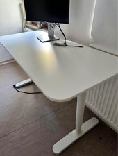 Scrivania per ufficio e Sedia ergonomica 