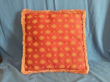 Coppia Cuscini Quadrati Decorativi Tessuto Damascato Rosso Scuro Con Decorazioni