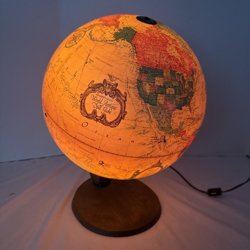 Lampada illuminata mappamondo