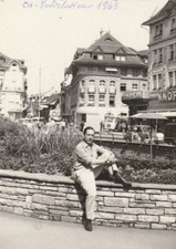 B3 -  Foto Photo Fotografia 1963 - Uomo su muretto citta panorama