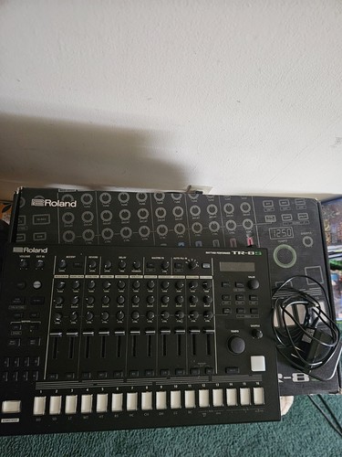 Roland rhythm performer - tr-8s,