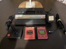 Console Atari 2600 nera con 2