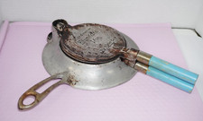 Supporto vintage "The Rustad Co." ghisa scandinava Krumkake ferro manici legno