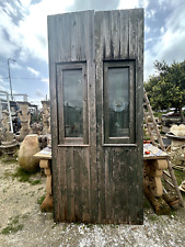 Grande portone antico verde con anta doppia in legno con vetri e scuri - 011