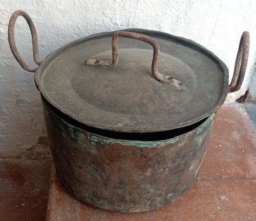 Antica pentola con - con, coperchio