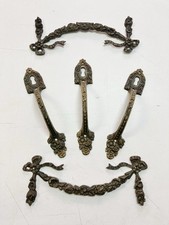 Tre Maniglie In Ottone Antiche E Due Fregi Stile Eclettico. Con Toppa