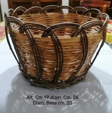 Cestino antico in vimini intrecciato