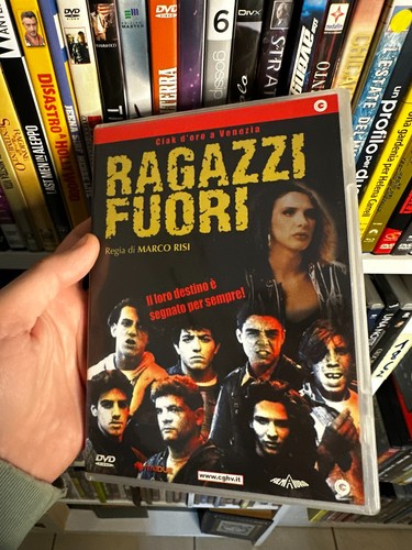Ragazzi fuori con - fuori, (1990)