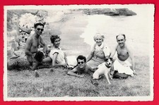 FOTOCARTOLINA - DONNE E UOMINI AL MARE CON CANE - FOTOGRAFIA