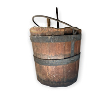 Antico secchio rurale in legno