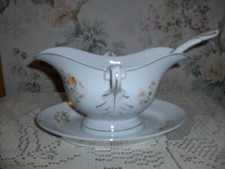 SALSIERA CUCCHIAIO DUE MANICI IN CERAMICA BIANCA CON DECORI FLOREALI E BORDI ORO