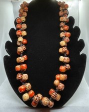 Collana etnica artigianale con perle di legno decorate – fatta a mano stile boho