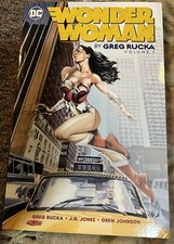 Wonder Woman di Greg Rucka Vol 1 di G. Rucka (2016, brossura commerciale) - ottime condizioni