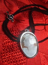 Cameo con profilo di  giovane