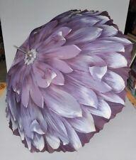 Antico ombrello a fiore con manico decorato con fiori