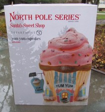 2012 Department 56 North Pole Series #4025282 YUM YUM CUPCAKES mai usato sigillato WOW