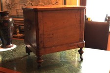 PICCOLA CASSAPANCA IN LEGNO DI FINE 800 INIZIO 900 CON ROTELLINE PROVENIENZ