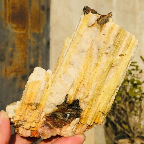 534g natural yellow tourmaline - 534g,