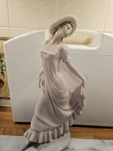 Grande statuina dama
