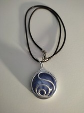 Collana con Ciondolo in Resina Blu E filo di Alluminio 