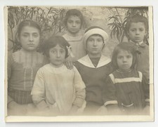 Anni '20 gruppo di bimbi e bimbe posa cappellino