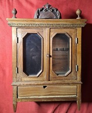 oggetto antico. Mobiletto in miniatura, due ante in vetro con cassettino