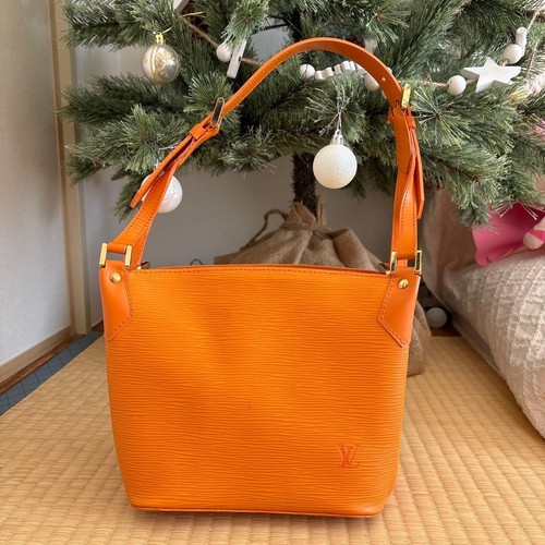 Louis vuitton epi - vuitton, pm