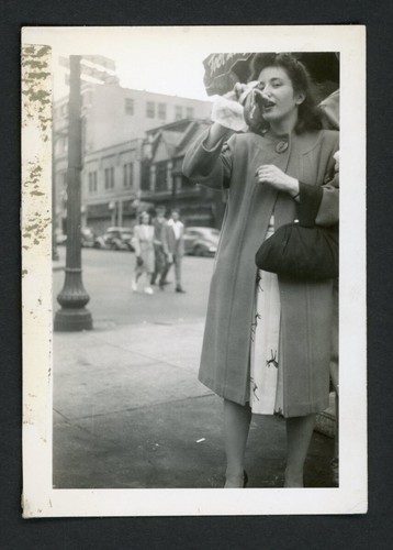 Elegante donna che mangia