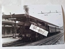 Fotografia Stazione di Sulmona Locomotiva a vapore FS Gr 940.053 con 3 carrozze