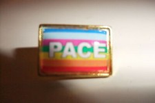 SPILLA CON BANDIERA DELLA PACE (dimensioni 1,5x1 cm)