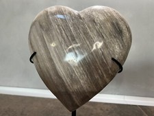 Scultura in Legno Fossile a Forma di Cuore – Eleganza Unica e Naturale