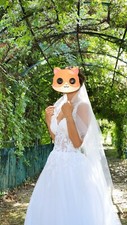 Vestito da sposa bianco con il velo. Buona vestibilità, taglia 42-44 