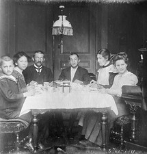 Ora di pranzo.  Foto antica, fine art. Inizio XX secolo.