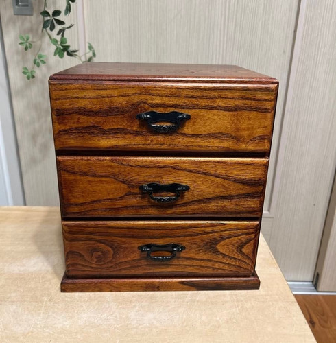 Cassettiera giapponese moderna