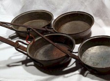 Set di vecchi pentolini artigianali con manico